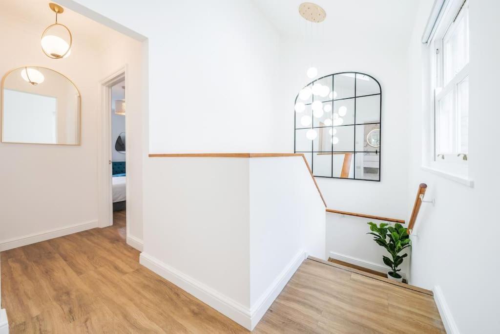런던 House 10 Mins To Tower Bridge Hot Tub & Parking 빌라 외부 사진