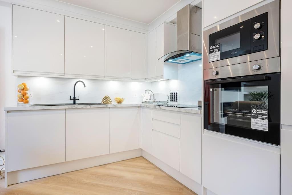 런던 House 10 Mins To Tower Bridge Hot Tub & Parking 빌라 외부 사진